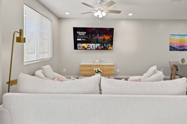 Building Photo - 6612 W Paradise Ln