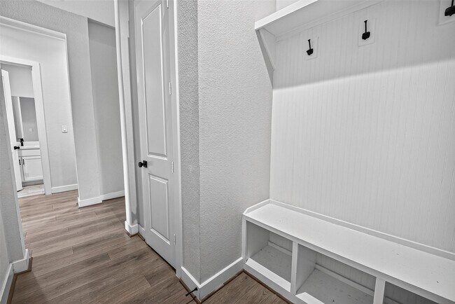 Building Photo - 2600 Golden Palms Ln