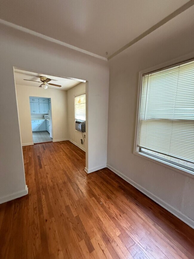 Building Photo - Very Large 1 Bedroom 1 Bathroom Home Available Now