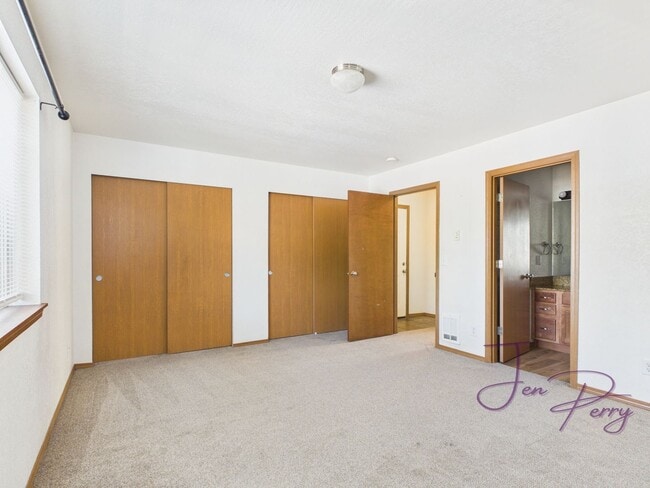 Building Photo - Fallbrook Lane 4 plex