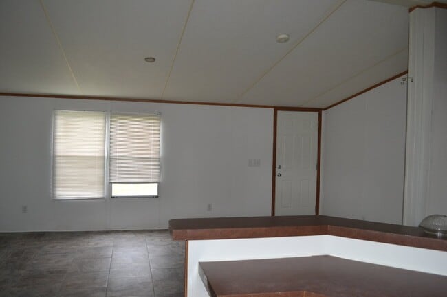 Building Photo - Mobile Home for Rent