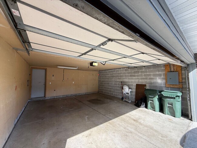 Building Photo - RENT SPECIAL! Updated 2 Bed, 2.5 Bath Apple Valley Townhome