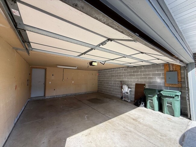 Building Photo - Updated 2 Bed, 2.5 Bath Apple Valley Townh...