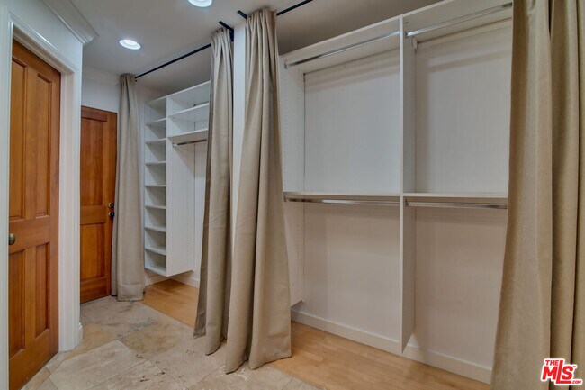 Building Photo - 127 Abalone Ave
