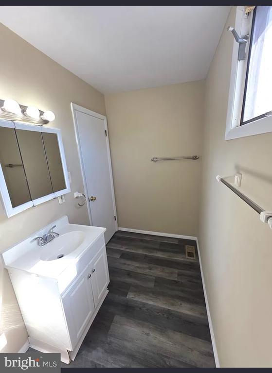 Building Photo - 525 Blackbird Dr