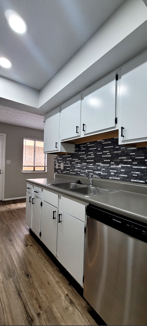 Building Photo - Beautiful 2 bedroom 1.5 bath Condo with at...
