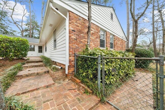 Building Photo - 4890 High Point Rd NE