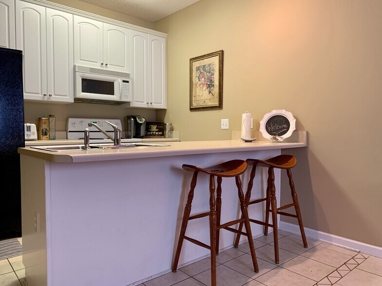 Bar Area - 423 N Donahue Dr