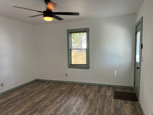 Building Photo - Remodeled Studio