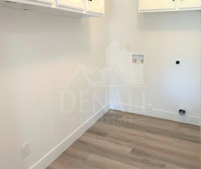 Building Photo - 618 W McNair St