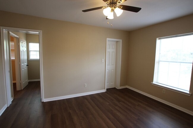 Building Photo - Remodeled 2 bedroom 1 bath rental in West ...