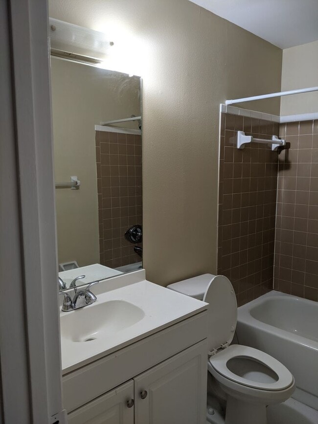 Building Photo - Oakwood Villas - Two Bedroom Two Bath Town...