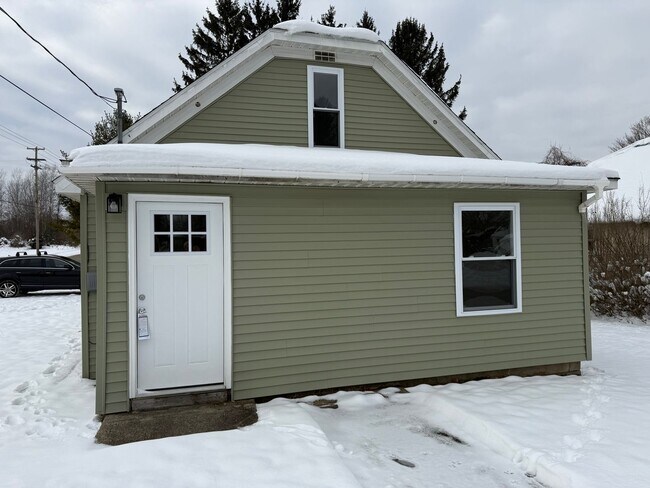 Building Photo - 3 bedroom, 1 bath Centrally located in town