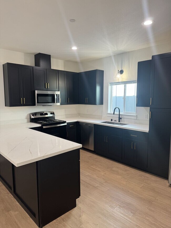 Building Photo - Brand New Build on Old Alturas - ALL Electric with City of Redding Solar!