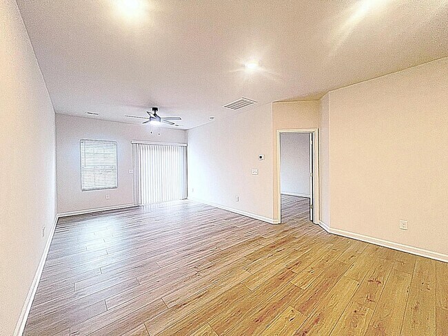 Building Photo - 5 Vine House Dr