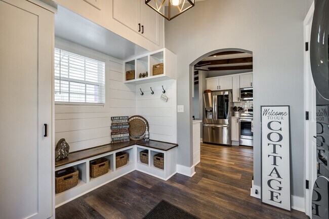Building Photo - Beautiful Short term 2 bedroom 2 bath full...