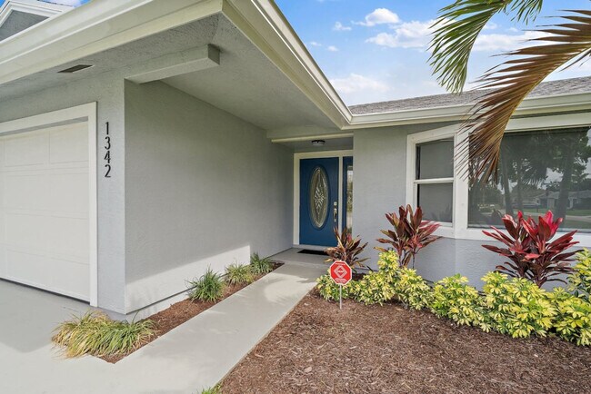 Building Photo - 1342 Essex Dr