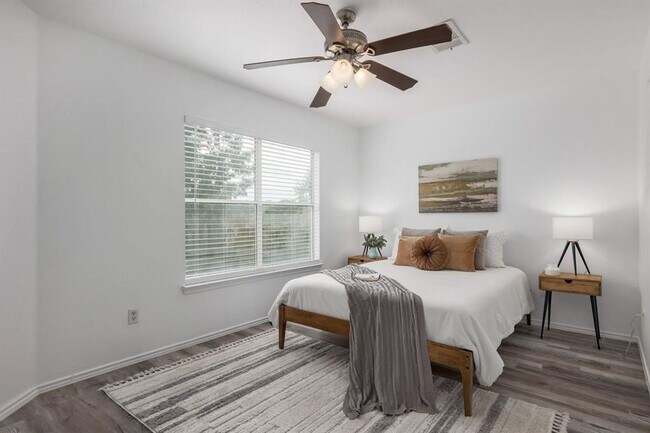 Building Photo - Beautiful 4 bd/2 ba renovated home in Sout...