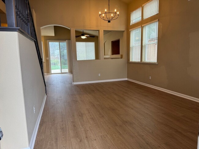 Building Photo - Well-maintained Roseville home!