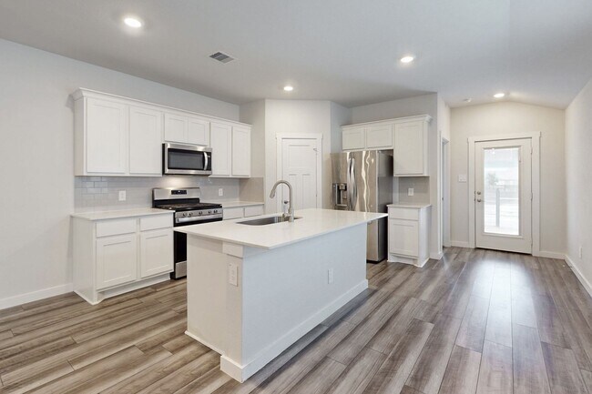 Building Photo - 3 Bedroom, 2 Bath in Midtown Subdivision C...