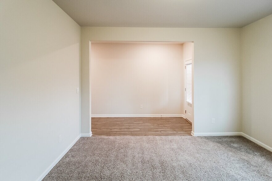 Building Photo - 859 Sara Mdw Rd