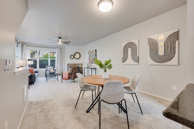 Building Photo - 2 bd 1.75 bath Lynnwood Townhome  availabl...