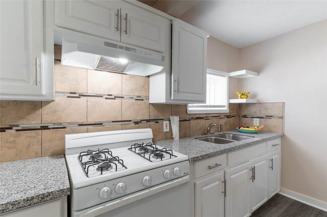 Building Photo - 305 N Live Oak St