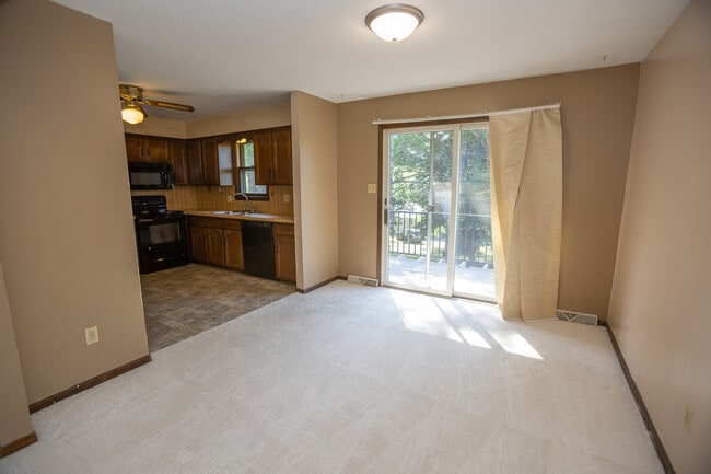Building Photo - 131 Cresent Dr