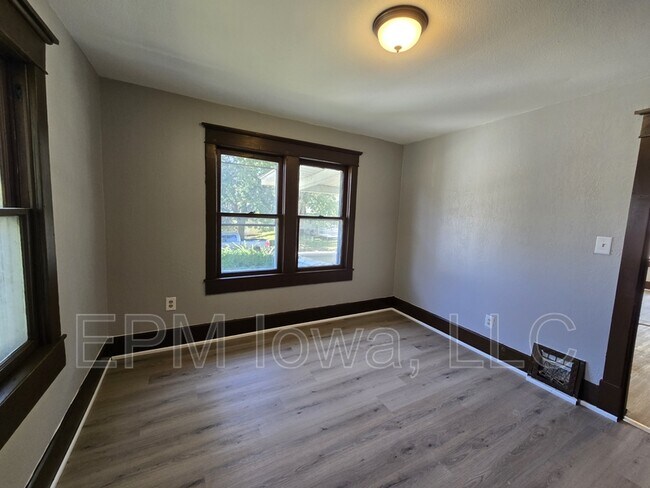 Building Photo - 124 Moir St