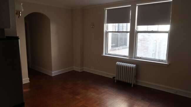 Building Photo - 1209 W Sherwin Ave