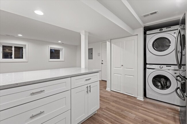 Building Photo - 2221 W Winnemac Ave