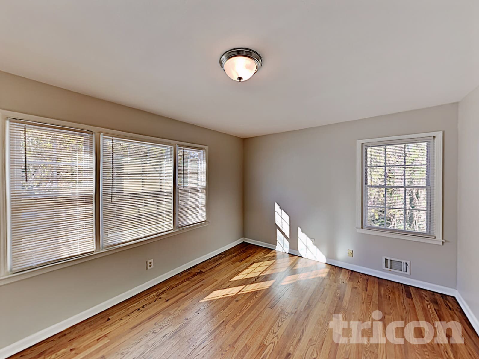Building Photo - 1606 Huntington Dr