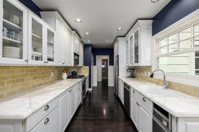 Building Photo - Experience the Charm of a Portland Heights...