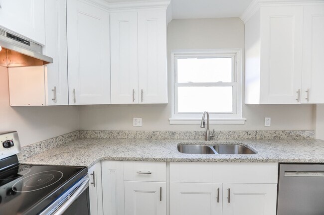 Building Photo - Spacious Home Near Bow Creek & Lynnhaven Mall