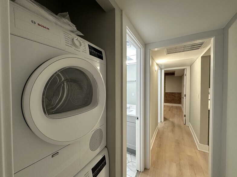 Building Photo - 1220 N La Salle Dr