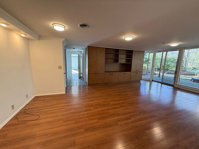 Building Photo - Neshannock Home