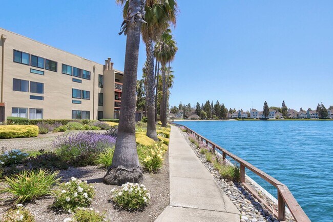 Building Photo - ? Updated 3BR/2BA Foster City Condo – Half...
