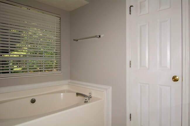 Building Photo - Coming Soon | Pre-Lease Now – Beautiful 3BR/2BA Ranch Home in Covington!