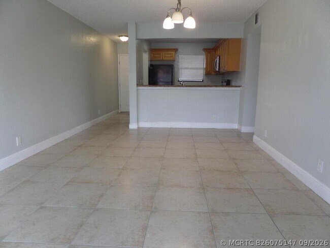 Building Photo - 1445 Lake Crystal Dr