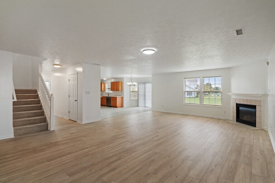 Building Photo - 2310 Liatris Dr