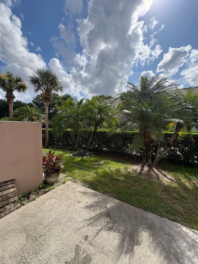 Building Photo - For Rent: 3 Bed / 2.5 Bath Townhome in Ash...