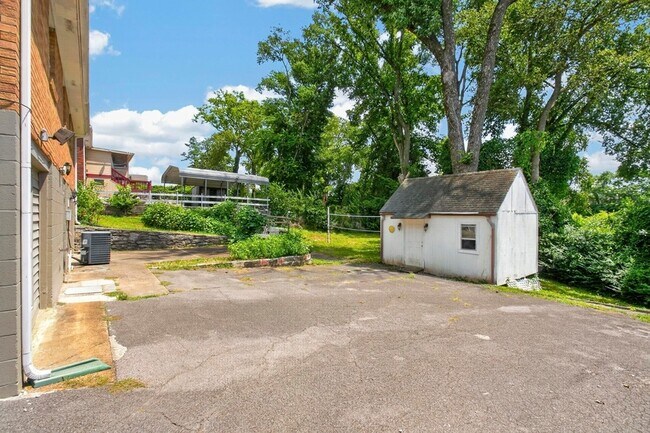 Building Photo - 261 Eisenhower Dr