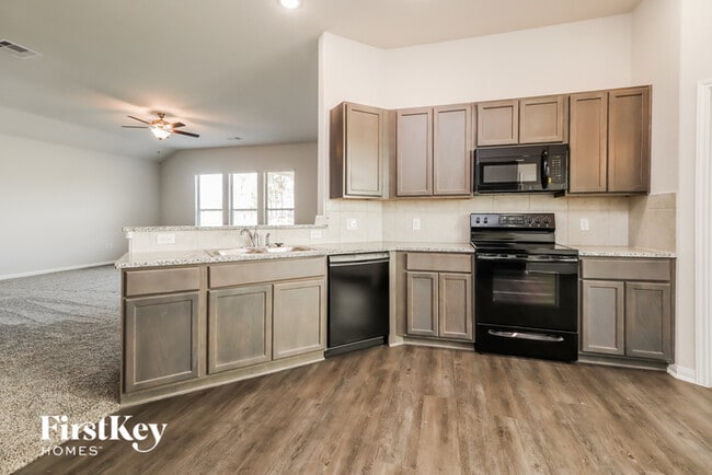 Building Photo - 14715 Country Club Dr