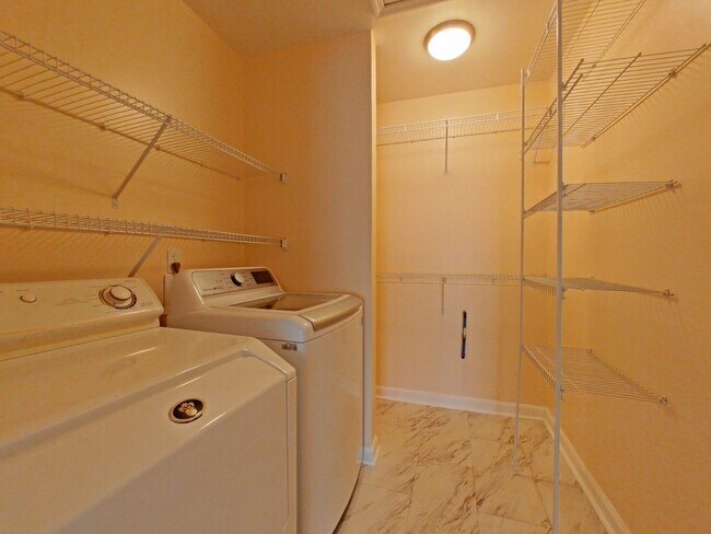Building Photo - Updated 2 bed-2 bath townhome available NOW