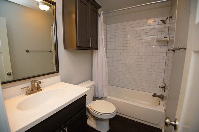 Building Photo - 4405 W Country Club Dr