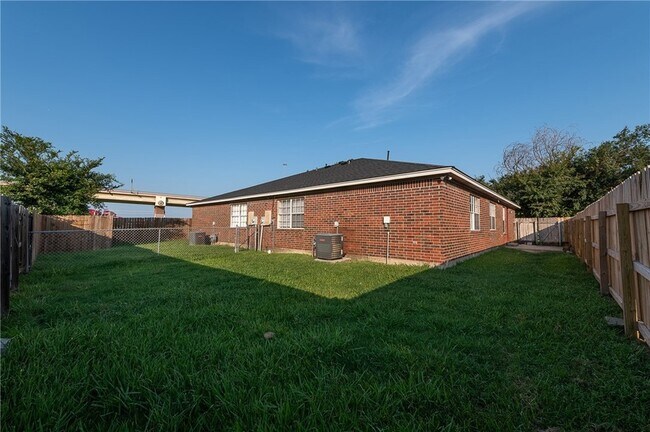 Building Photo - 1813 Sara Dr