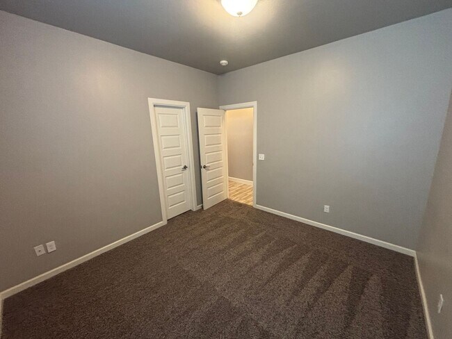 Building Photo - Beautiful 4 bed, 2 bath WITH an Office and STORM SHELTER
