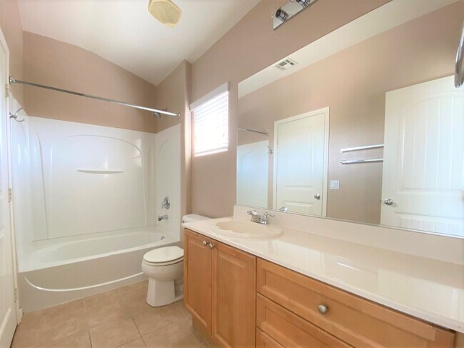 Building Photo - 3 Bed 2.5 Bath Pecos and Washburn