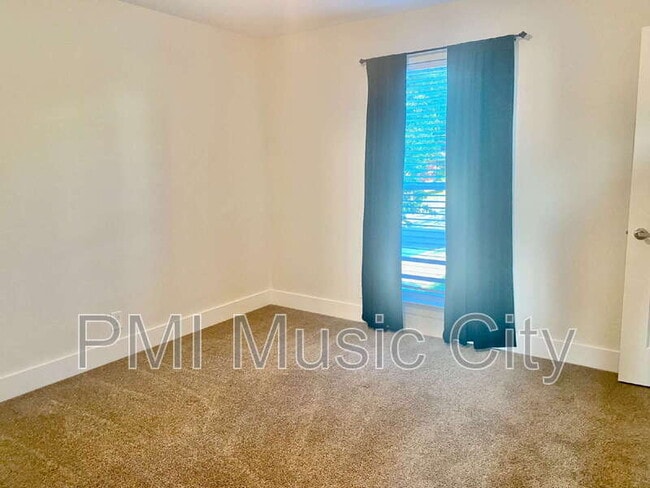 Building Photo - 2126B Burns St