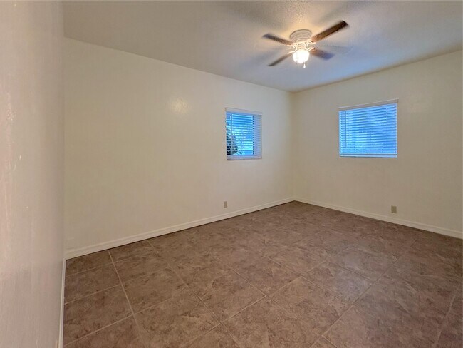 Building Photo - 1124 NE 5th Ave